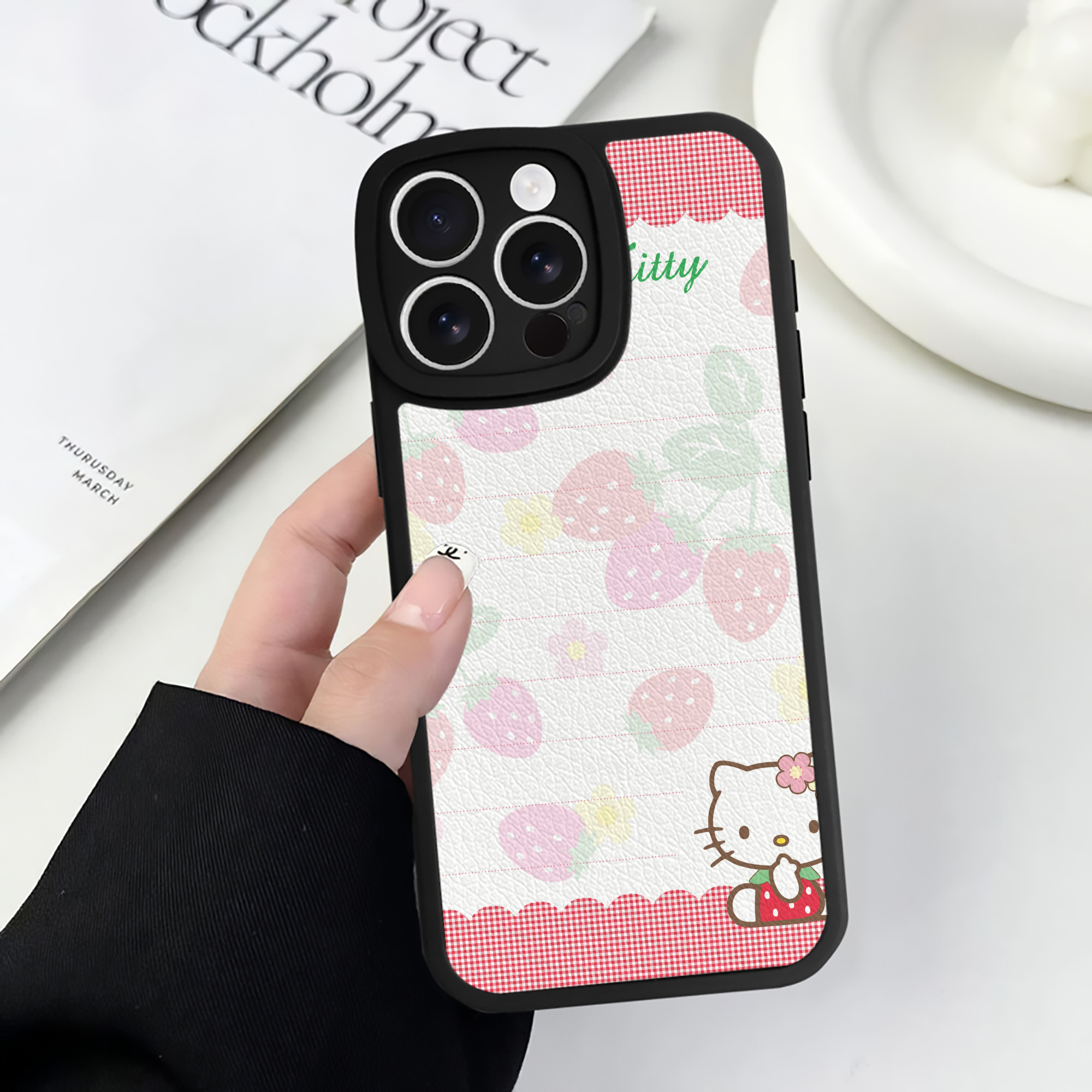 （画像用） Hello Kitty ハローキティ 【iPhone 16シリーズ対応】シリコンスマホケース（レザー調） 材質：シリコン